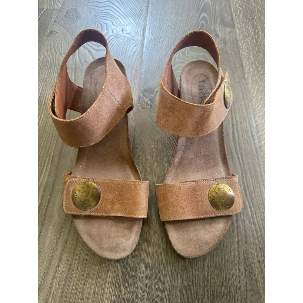 Taos Carousel 2 Wedge Sandal 8-8.5 39 Tan Leather Brass Medallion Excellent